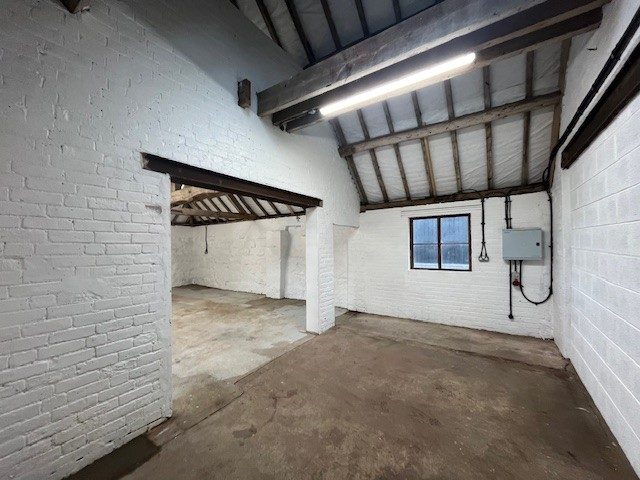 Industrial Unit in Tong - photo 3