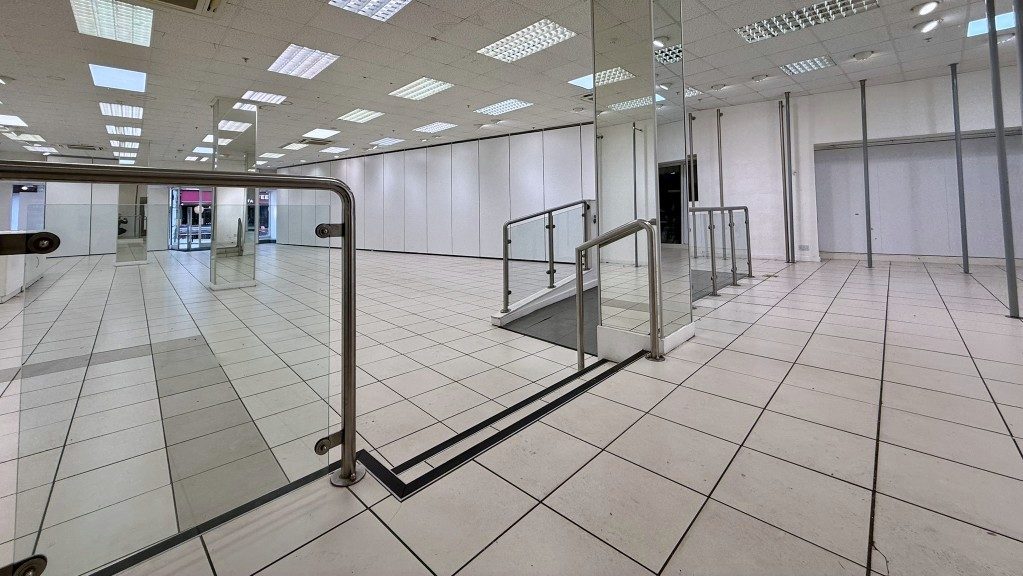 Retail/Shop in Hinckley - photo 4