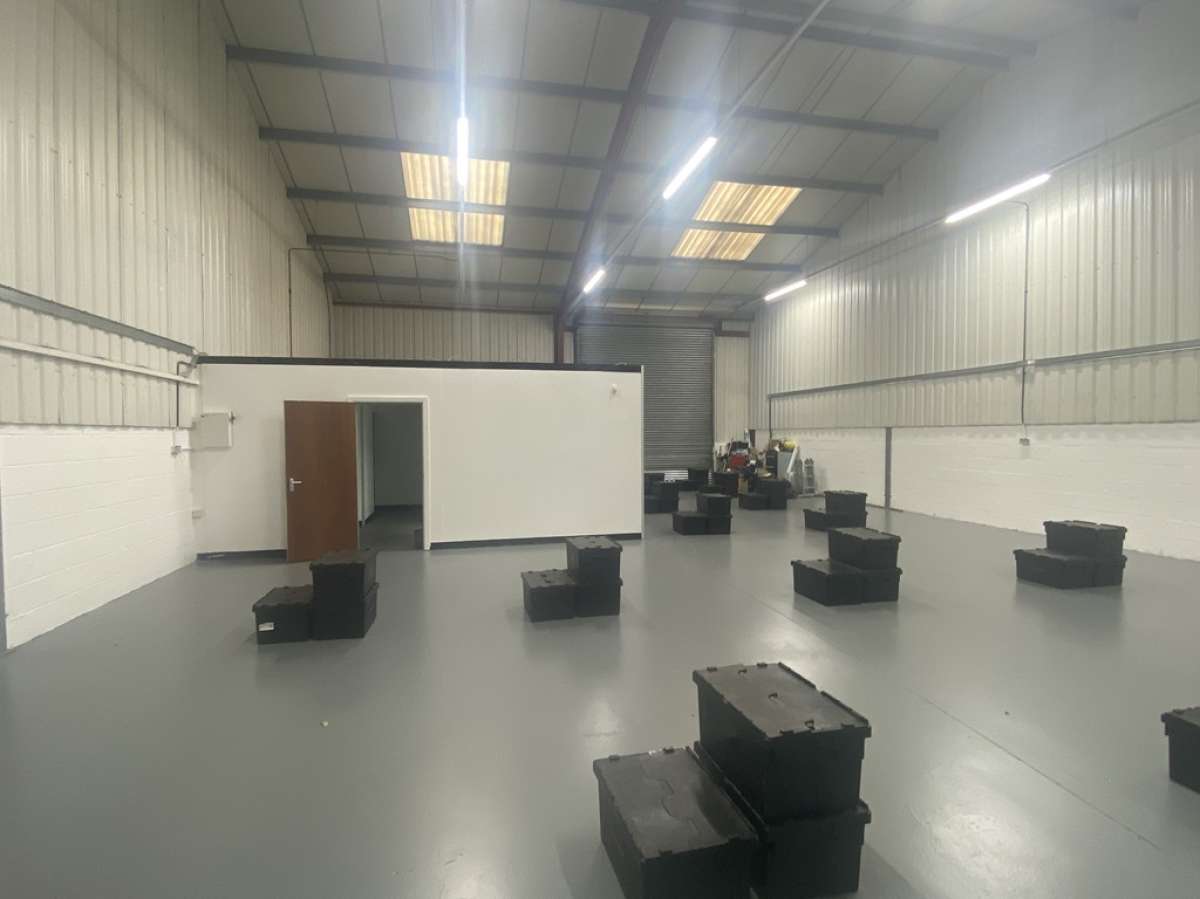 Industrial Unit in Wolverhampton - photo 3