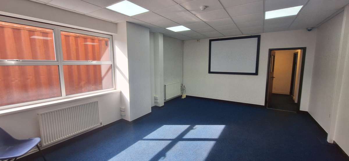 Industrial Unit in Crawley - photo 2