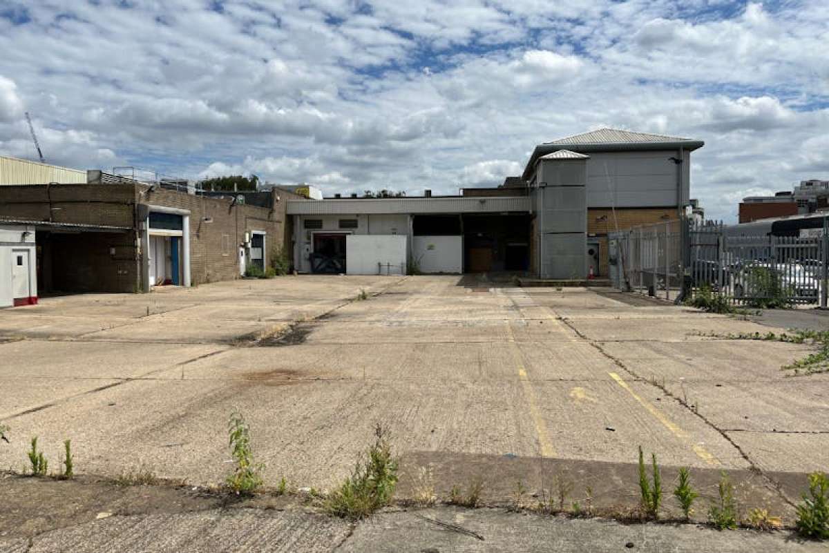 Industrial Unit in London - photo 2