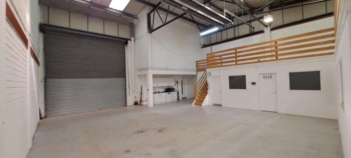 Industrial Unit in Aldershot - photo 2