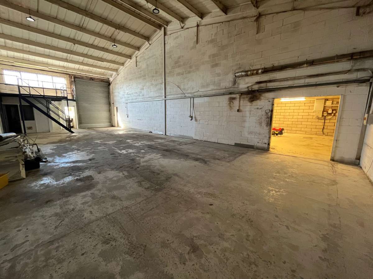 Industrial Unit in Whitehall Ind. Estate - photo 4