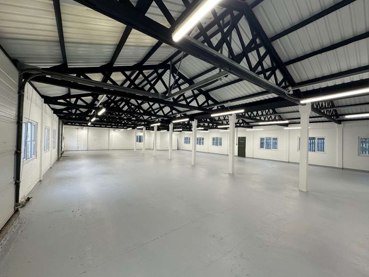 Industrial Unit in Romford - photo 2