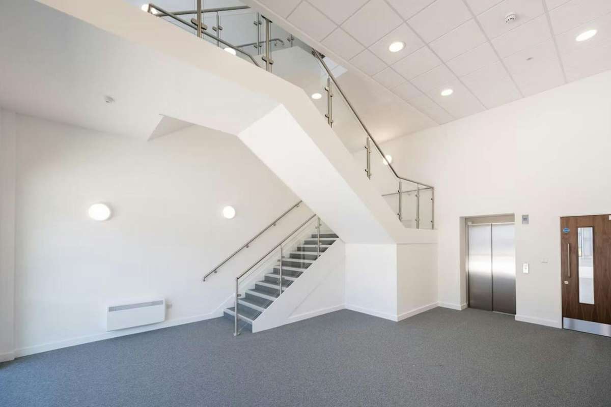 Industrial Unit in Dagenham - photo 3