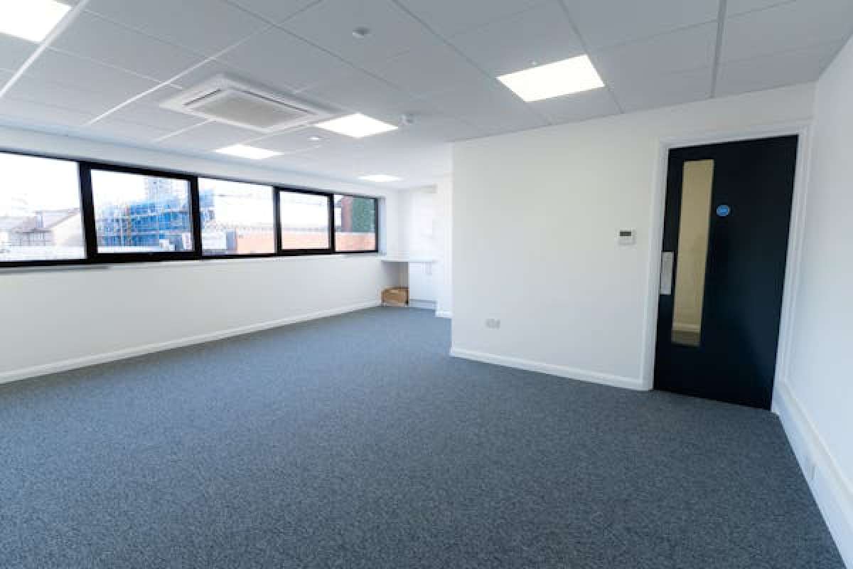 Industrial Unit in Croydon - photo 3