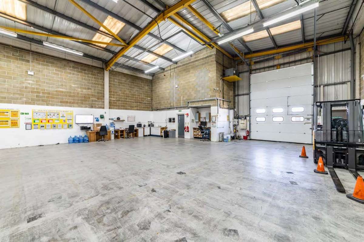 Industrial Unit in Salfords - photo 4