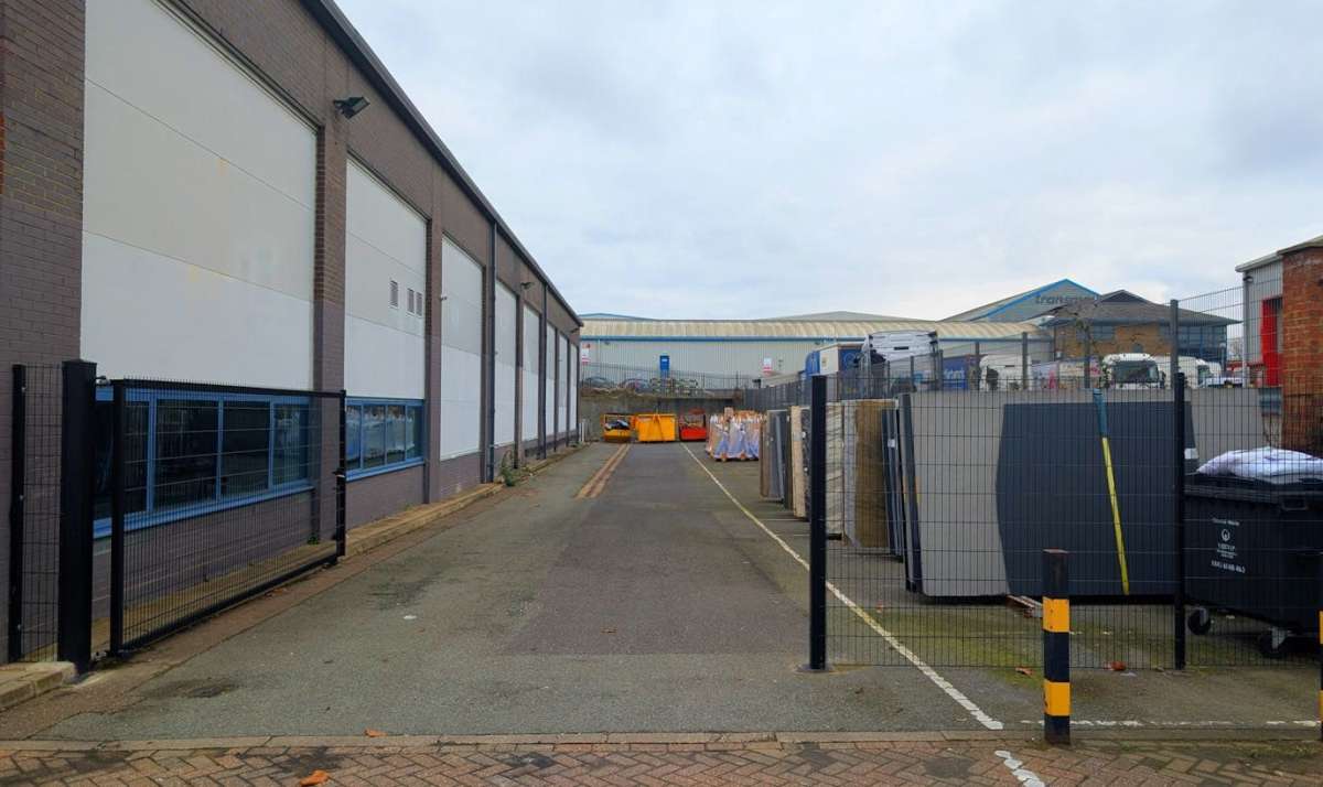 Industrial Unit in West Thurrock - photo 2