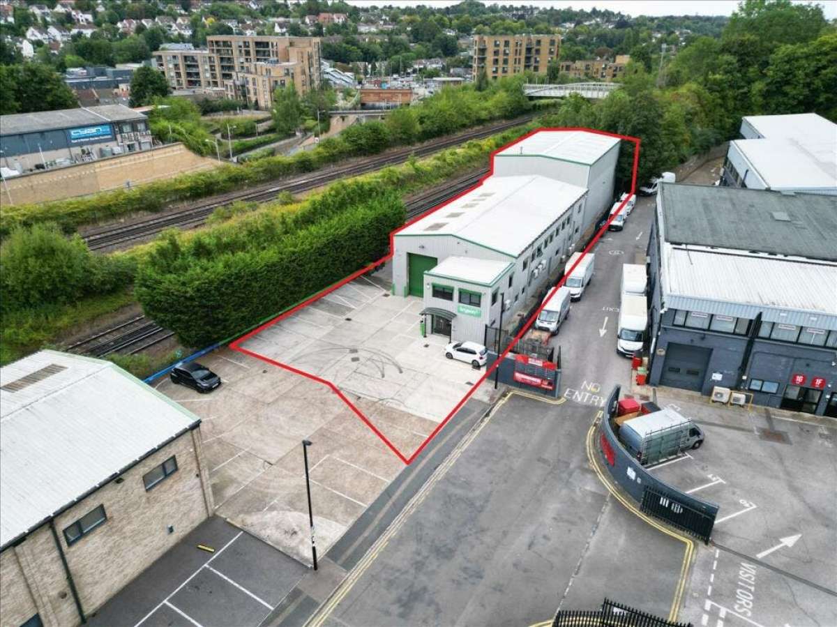 Industrial Unit in Coulsdon - photo 2