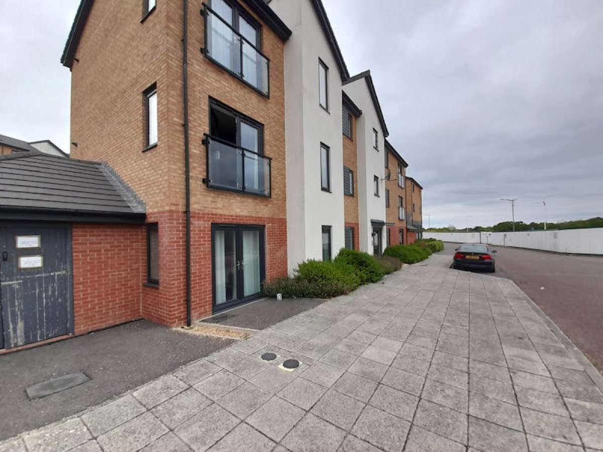 Office in Basingstoke - photo 2