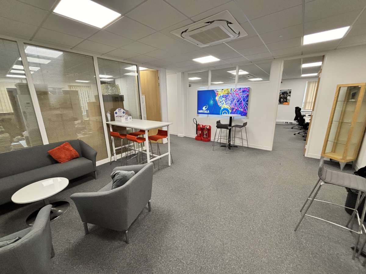 Office in Meridian Business Park - photo 3