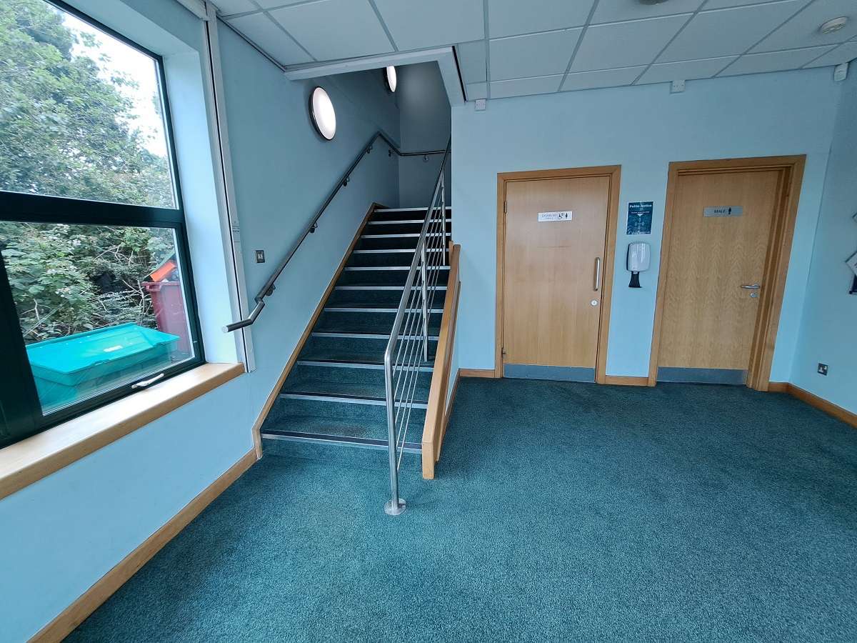 Office in Oldham - photo 3