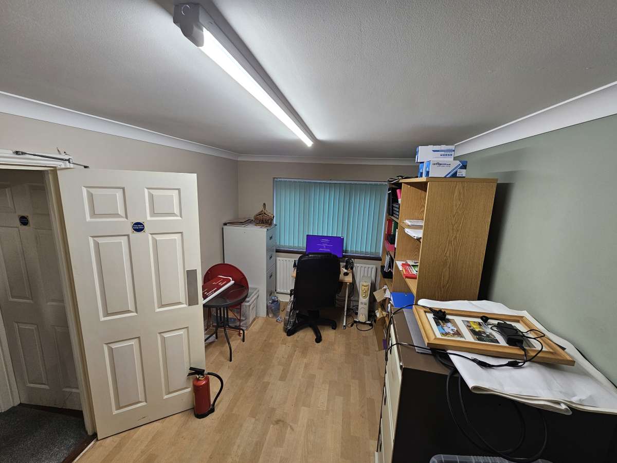 Office in Rainham - photo 3