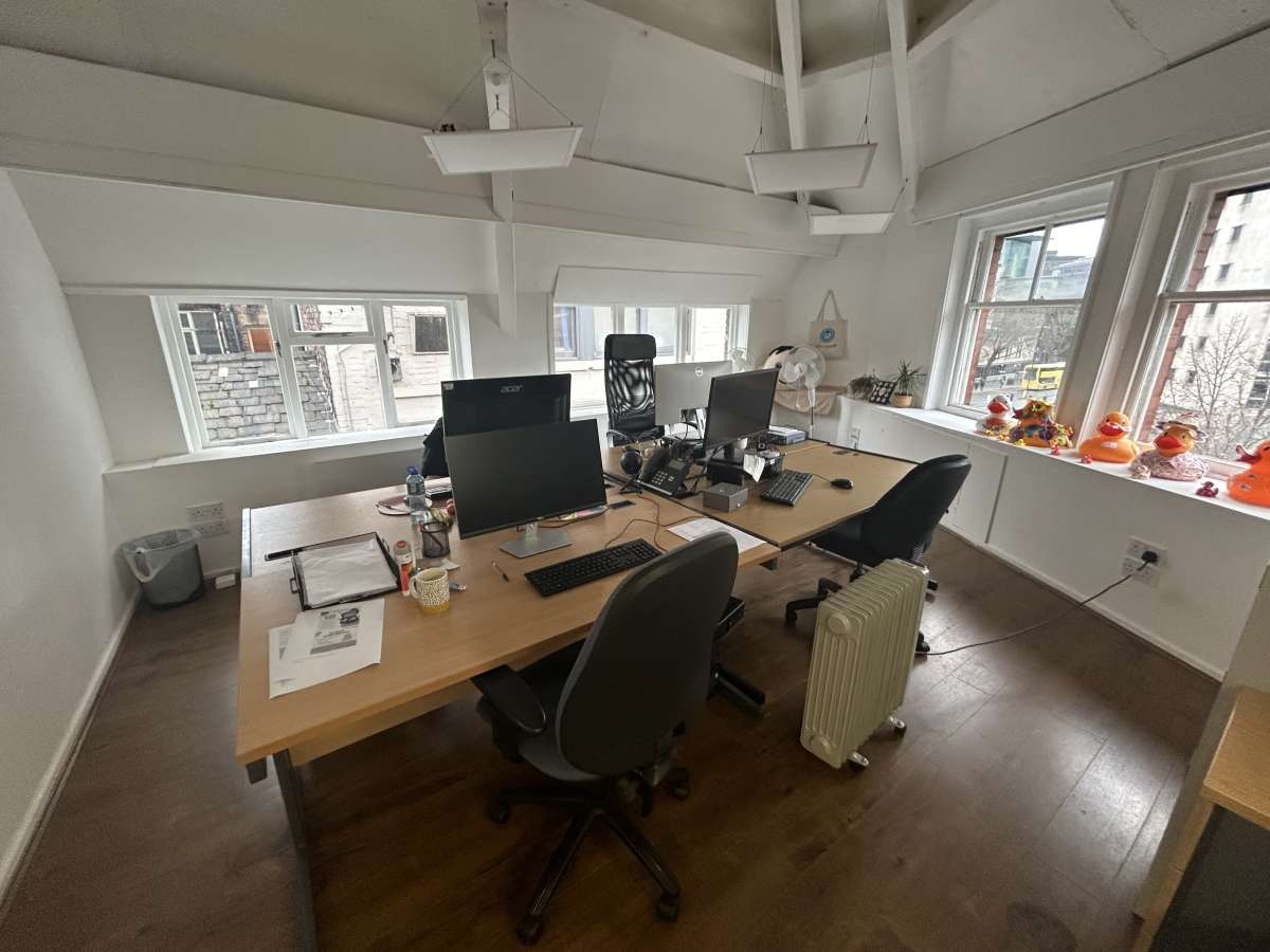 Office in Salford - photo 2