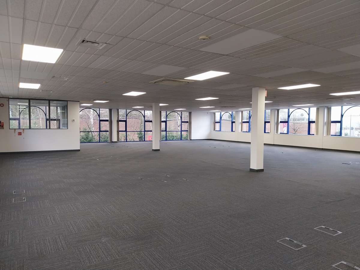 Office in Crawley - photo 3