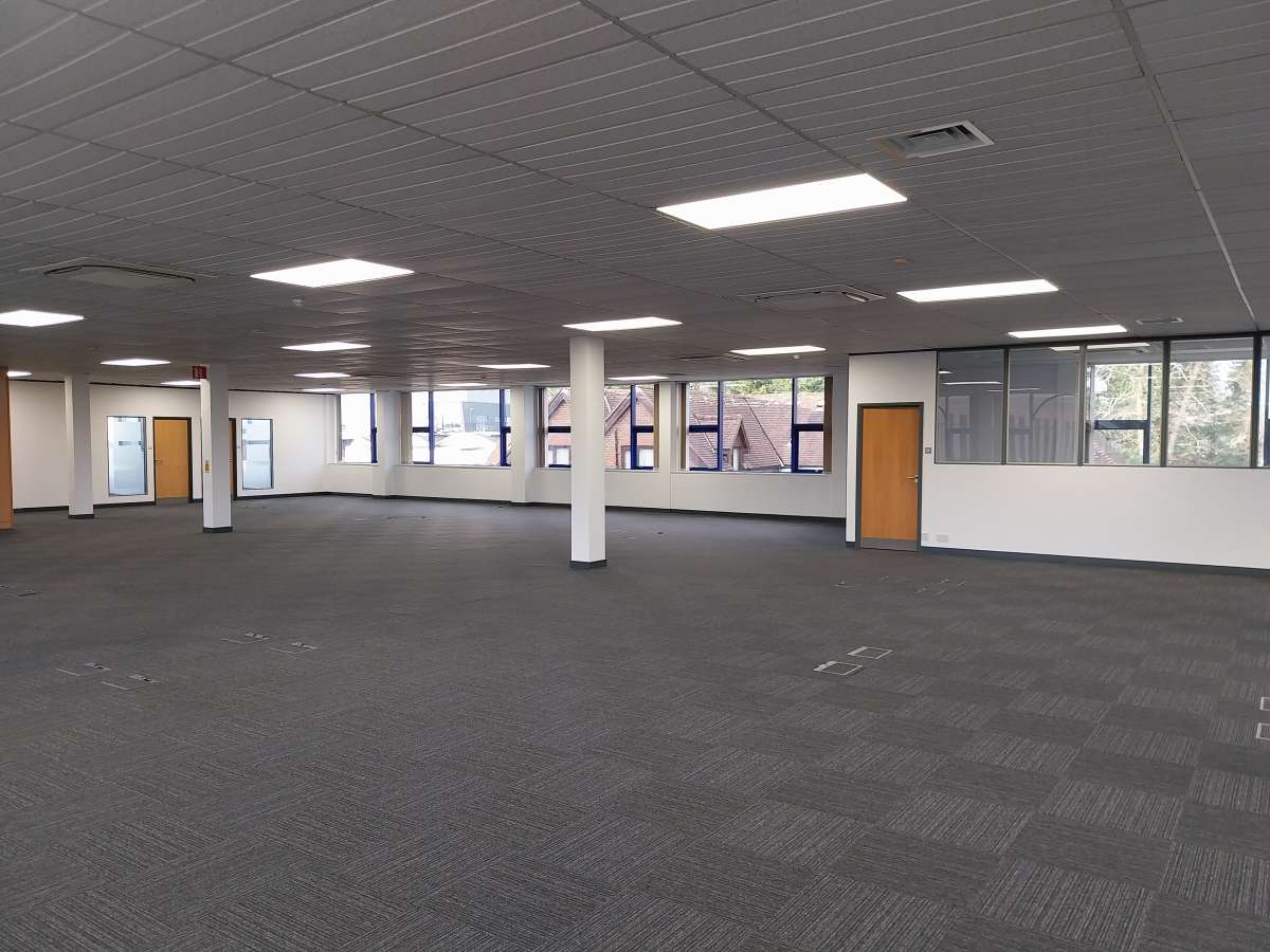 Office in Crawley - photo 4