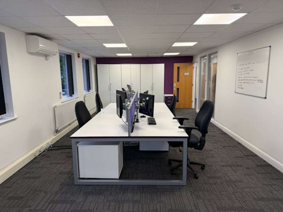 Office in Bromsgrove - photo 4