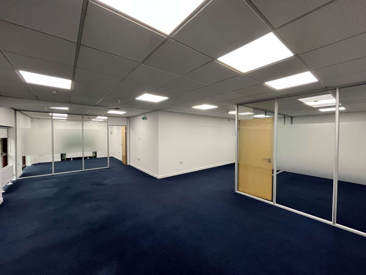 Office in Sowton Industrial Estate - photo 2