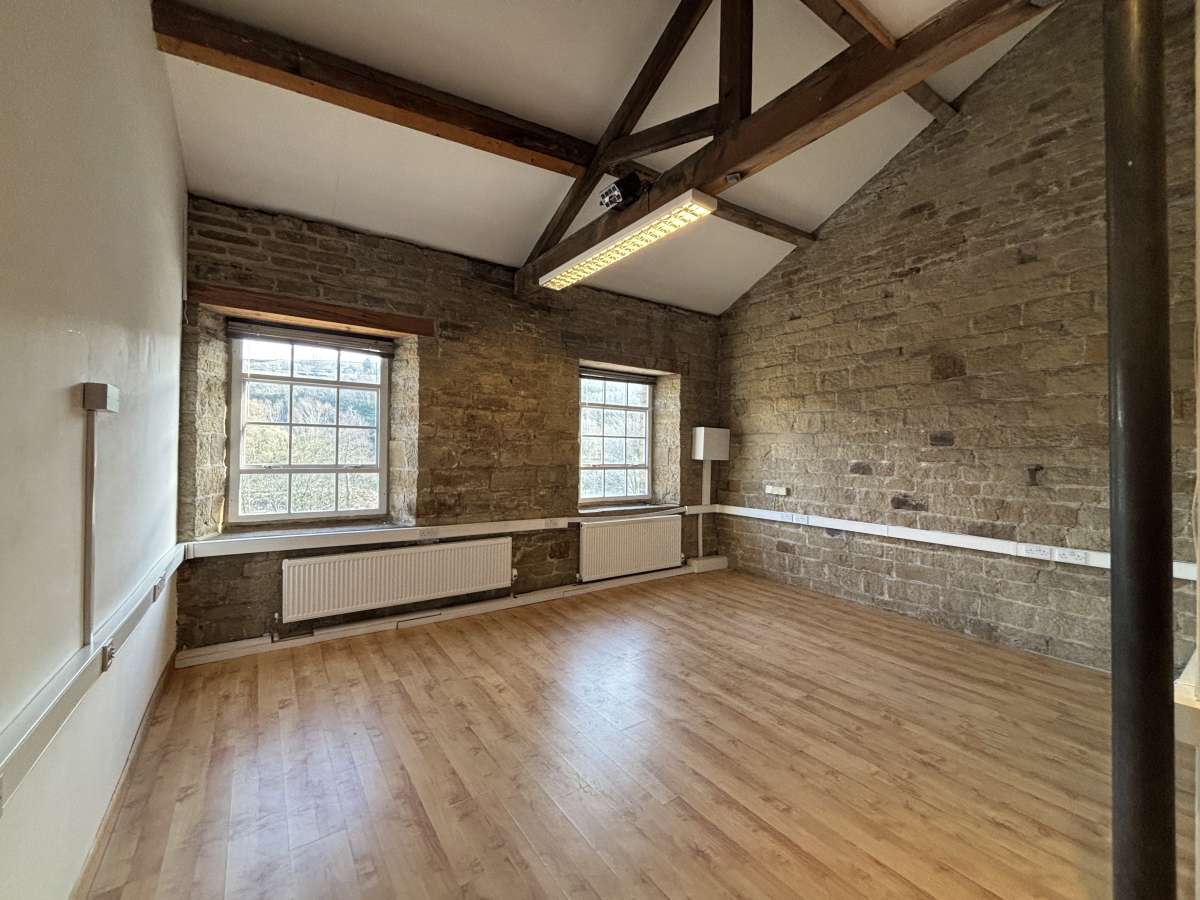 Office in Sowerby Bridge - photo 2