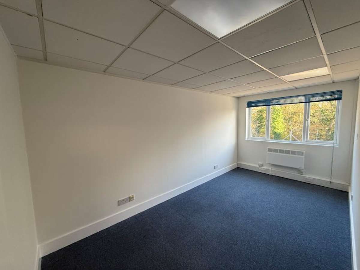 Office in Woking - photo 4