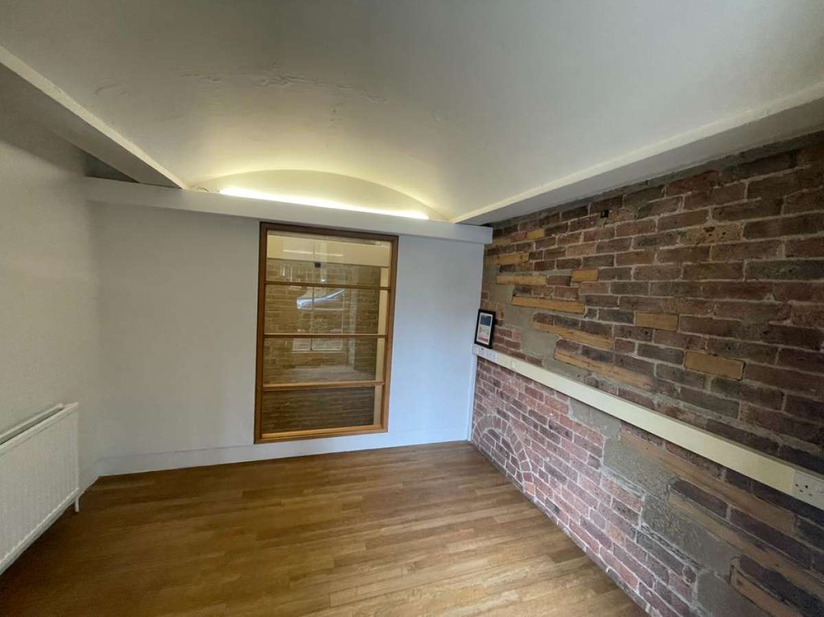 Retail/Shop in Halifax - photo 3