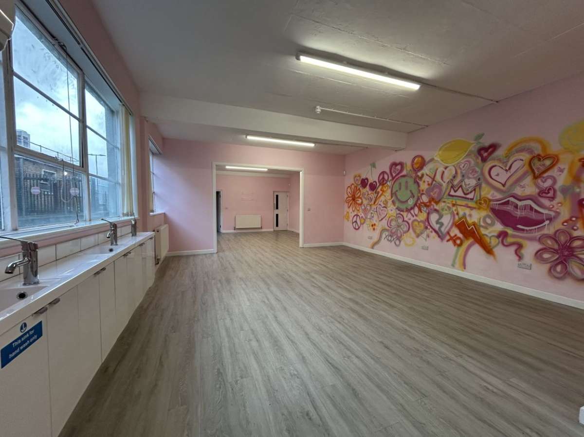 Retail/Shop in Plymouth - photo 2