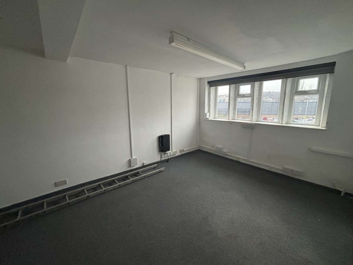 Retail/Shop in Brighouse - photo 4