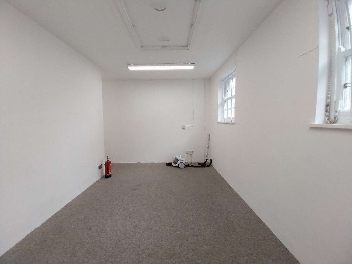 Retail/Shop in Brighton - photo 4