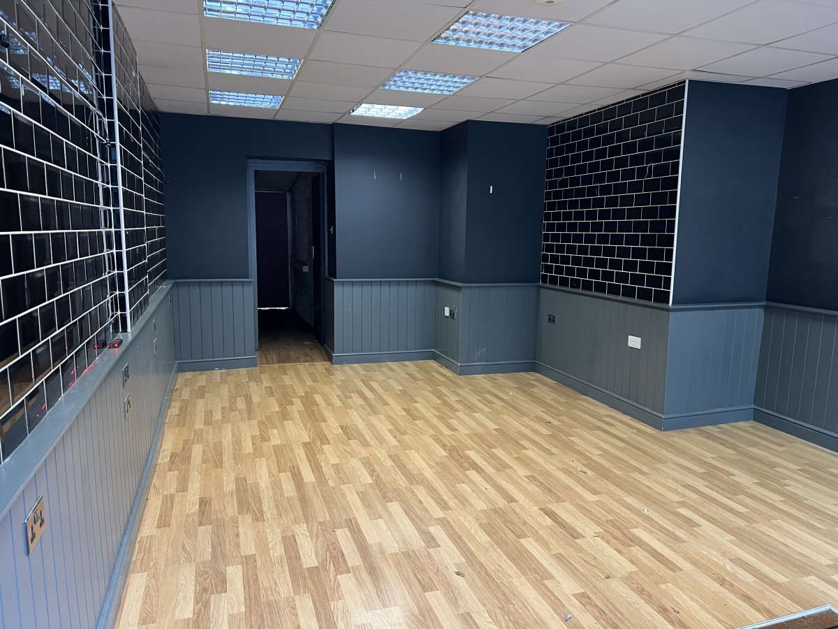 Retail/Shop in Street - photo 4