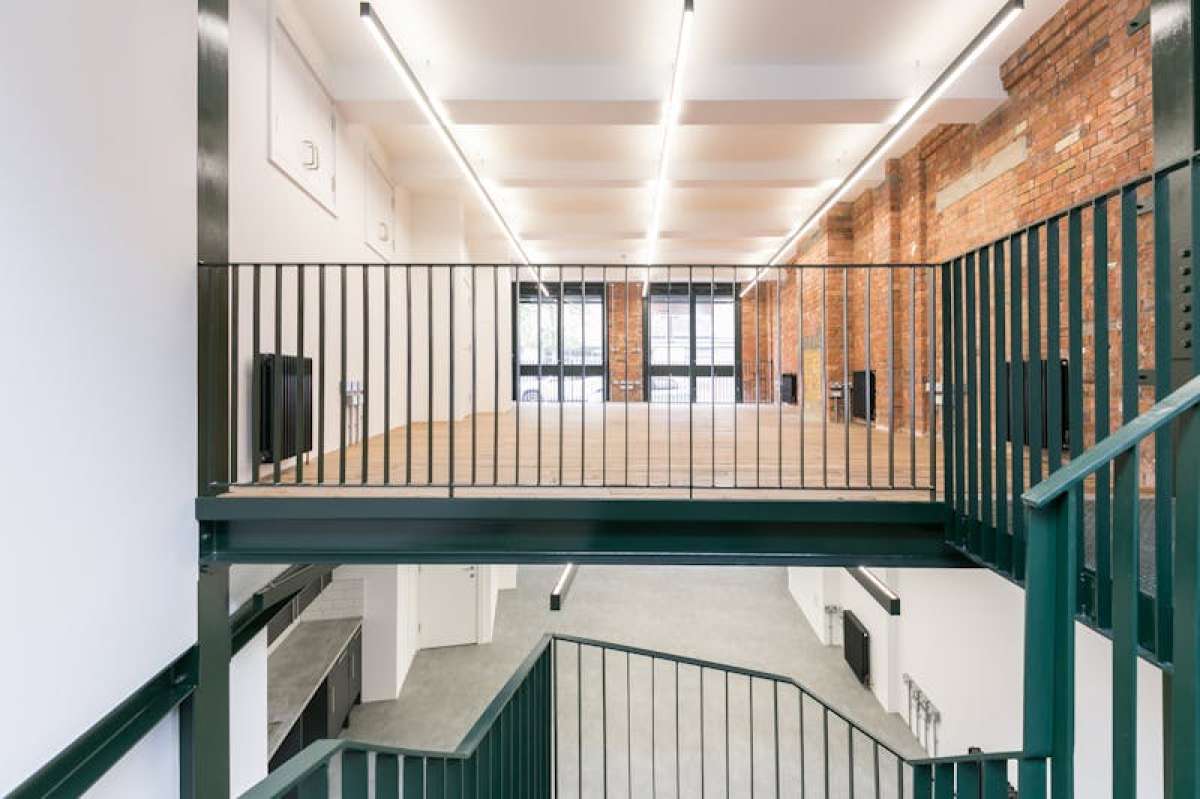 Retail/Shop in London - photo 4