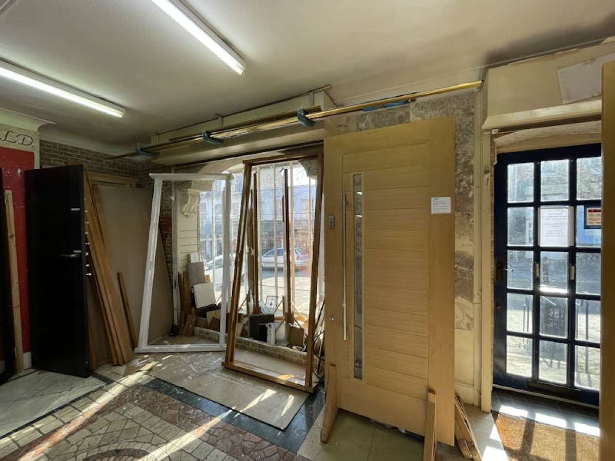 Retail/Shop in Buckhurst Hill - photo 2