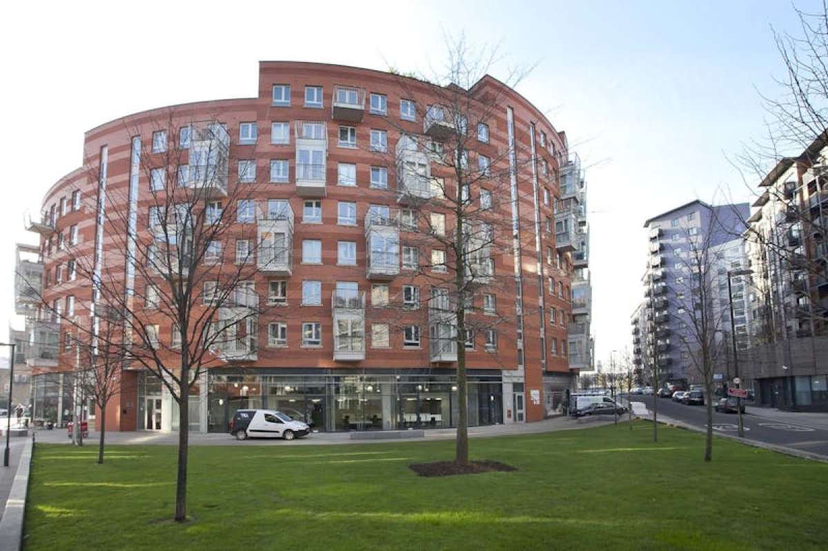 Retail/Shop in London - photo 2