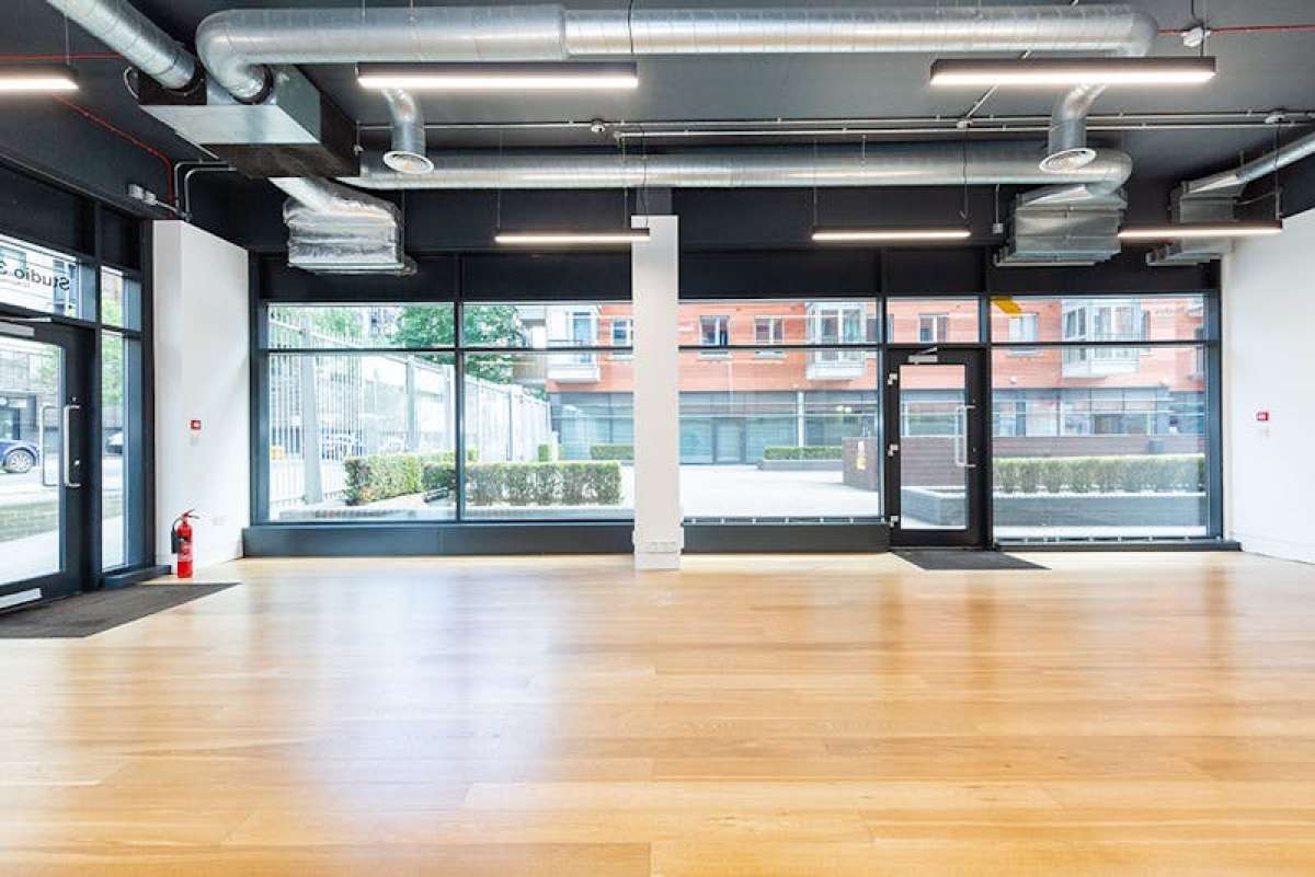 Retail/Shop in London - photo 3