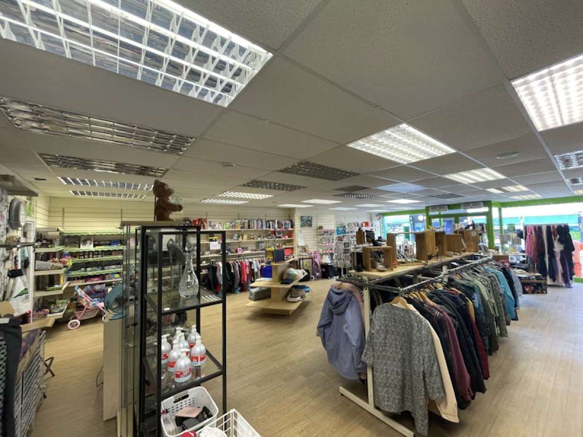 Retail/Shop in London - photo 4