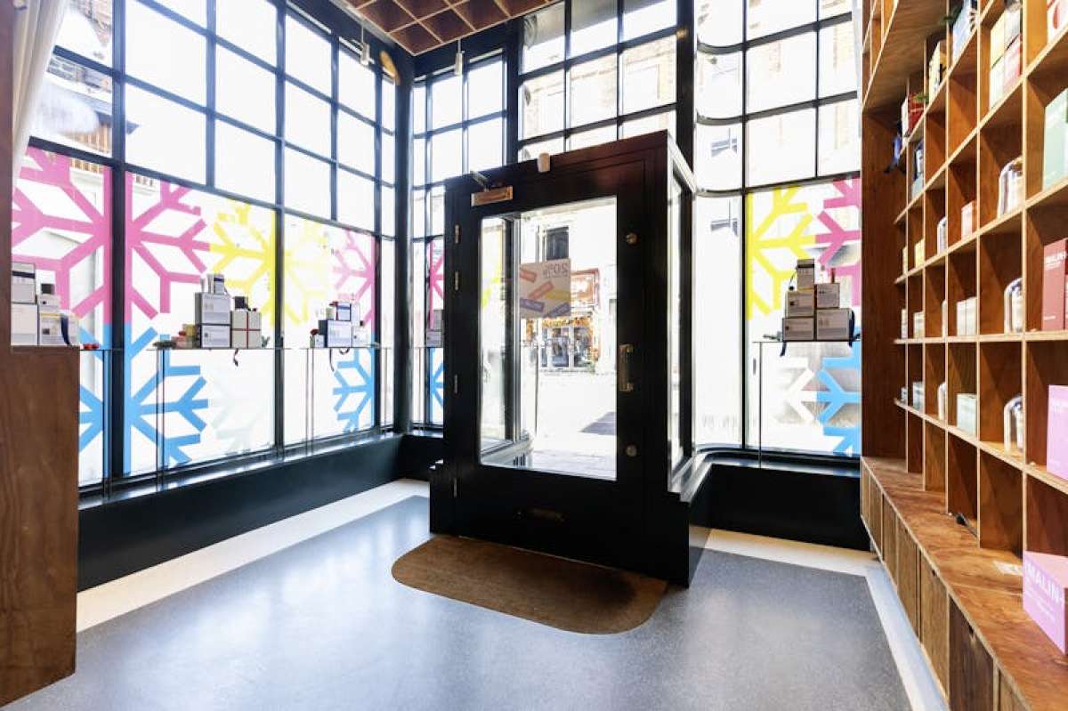 Retail/Shop in London - photo 2