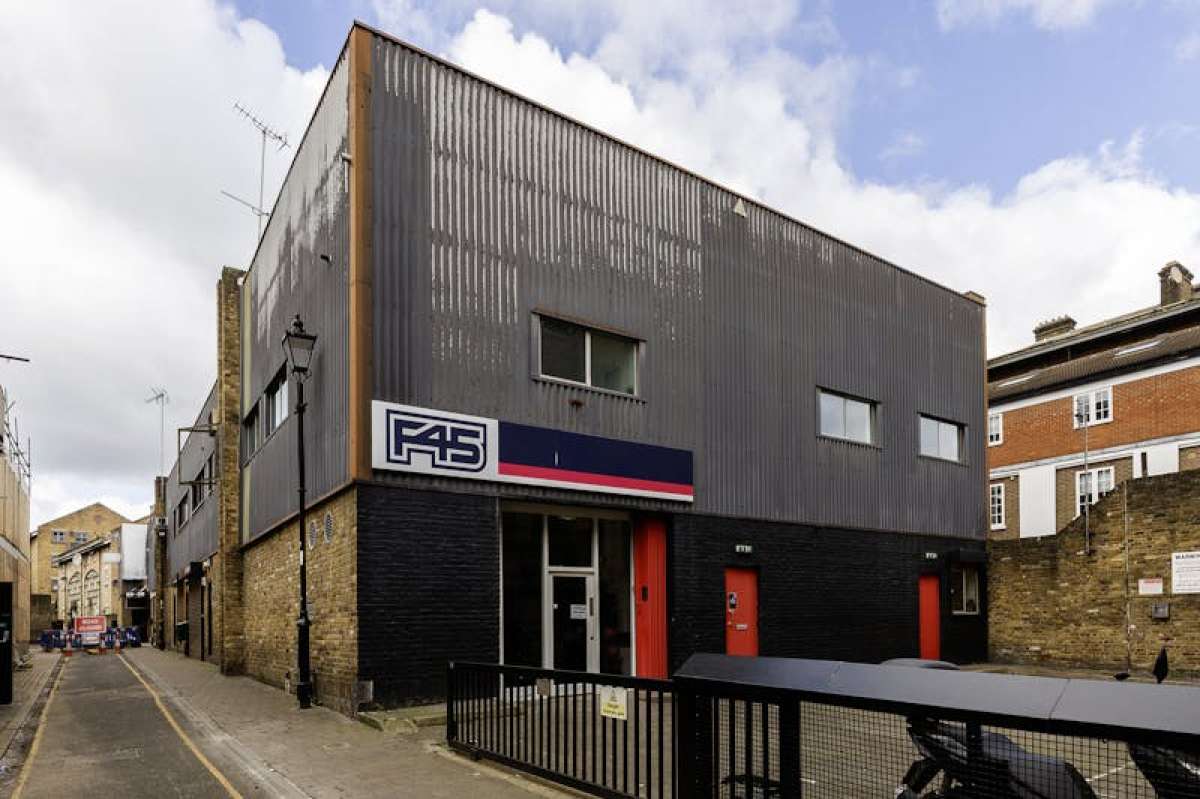 Retail/Shop in London - photo 3