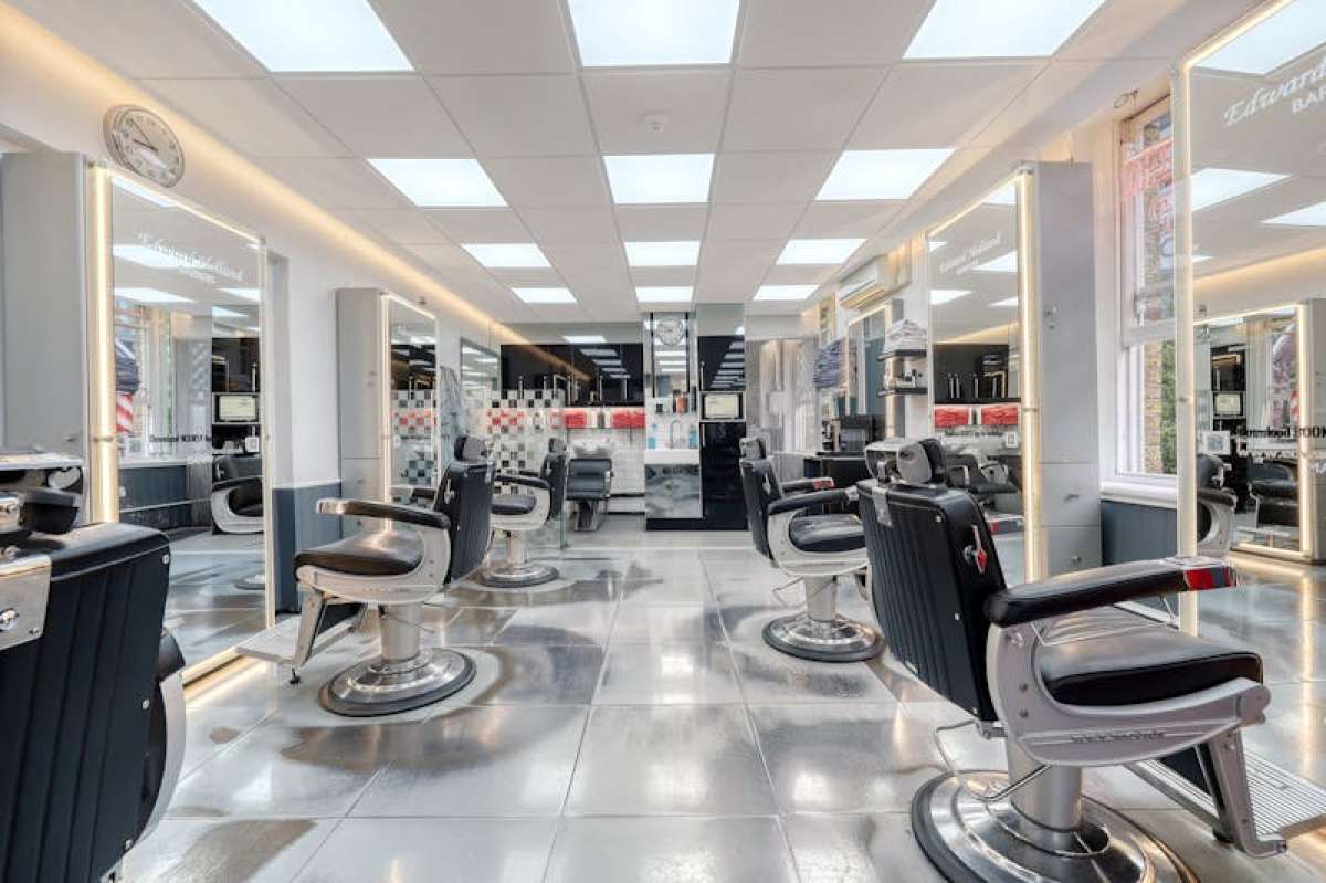 Retail/Shop in London - photo 3