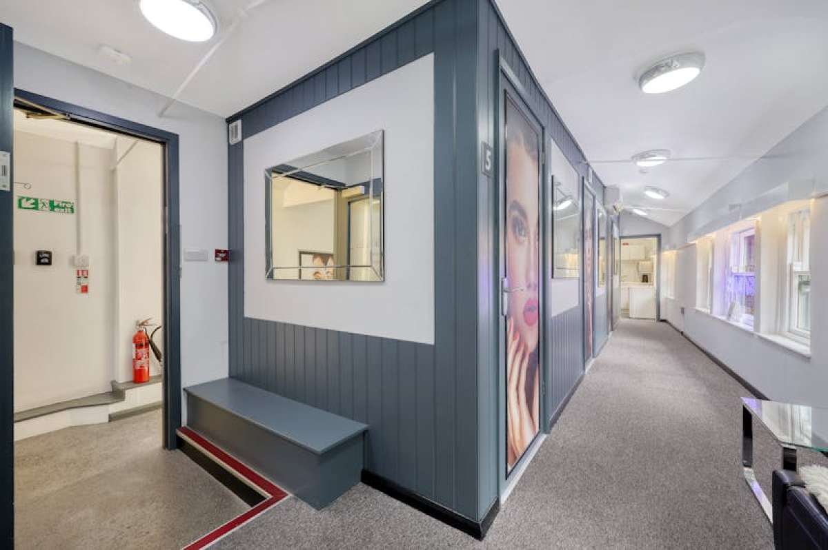 Retail/Shop in London - photo 4