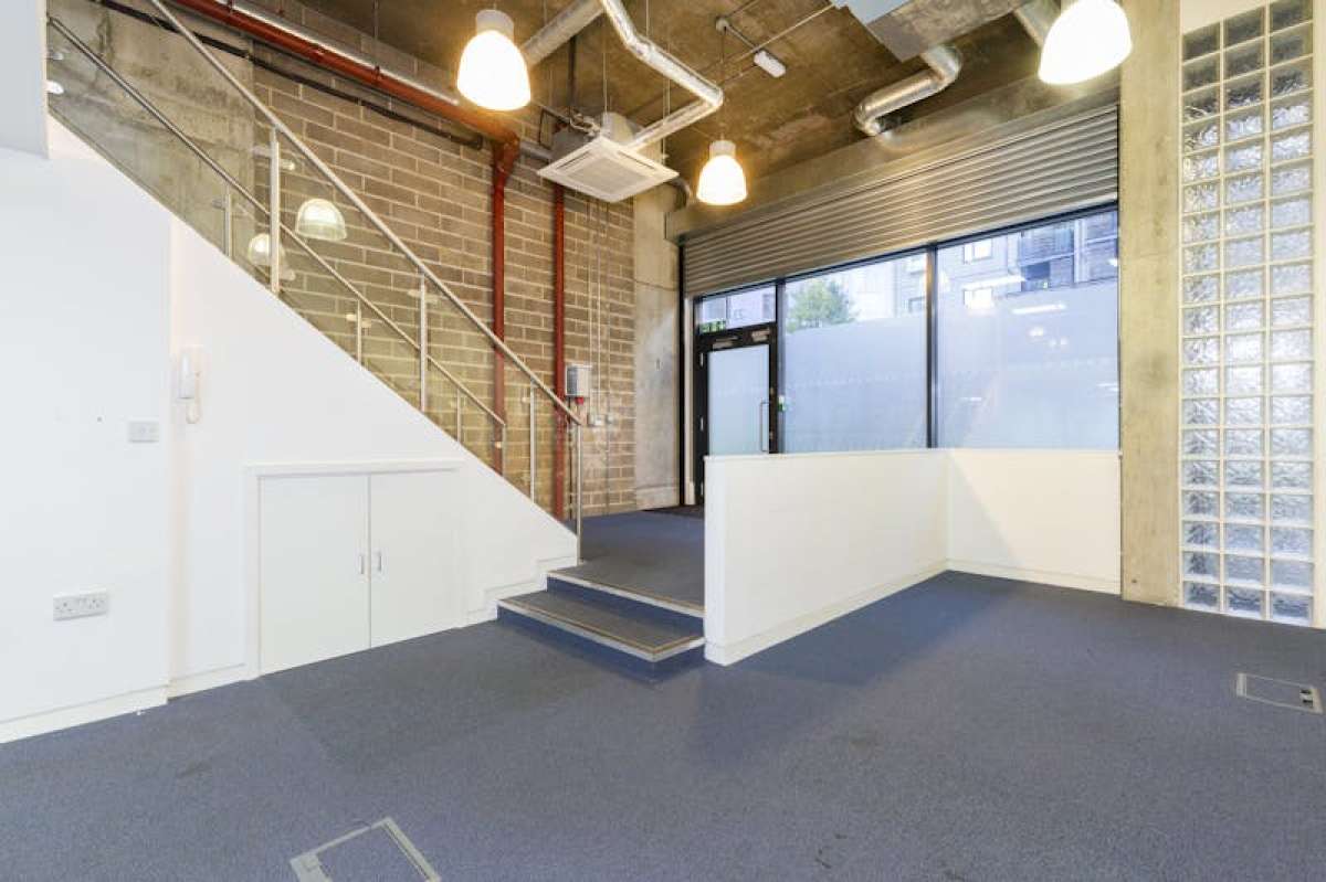 Retail/Shop in London - photo 4