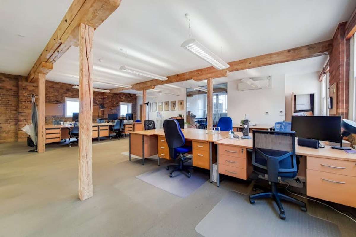 Retail/Shop in London - photo 4