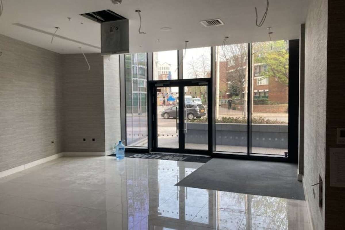 Retail/Shop in London - photo 2