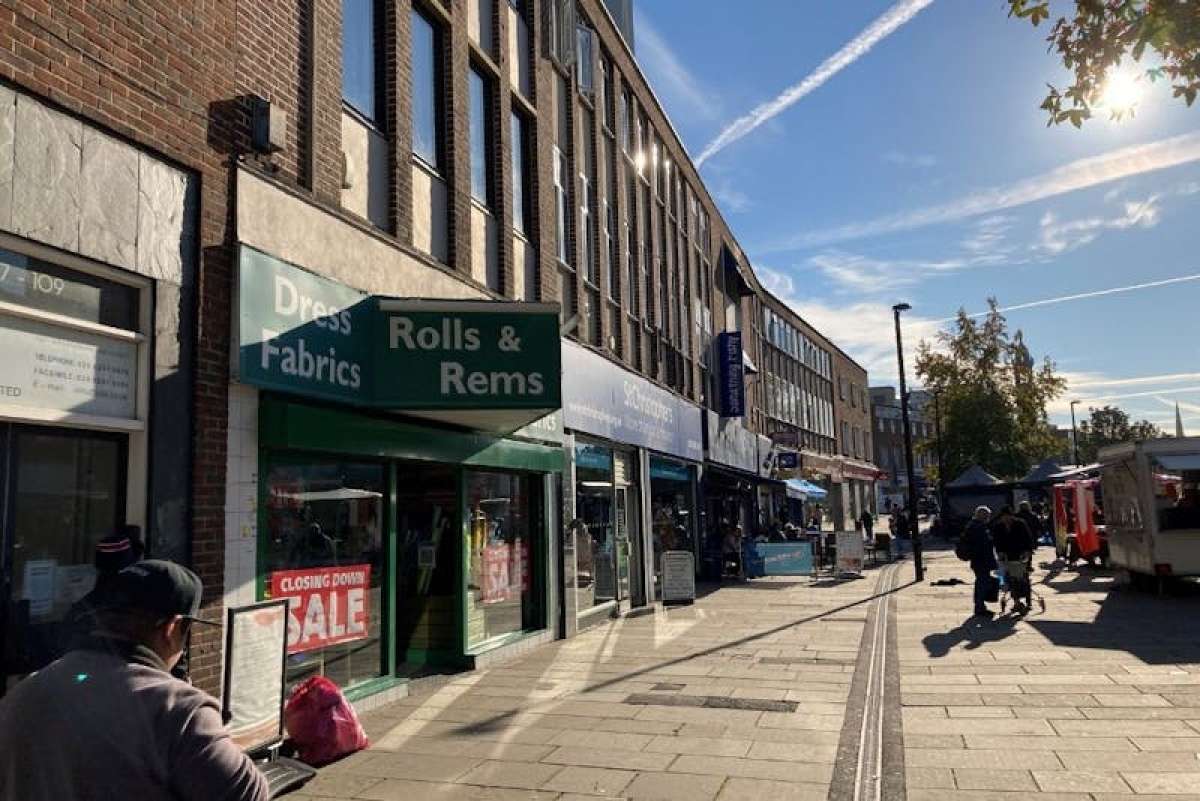 Retail/Shop in London - photo 3