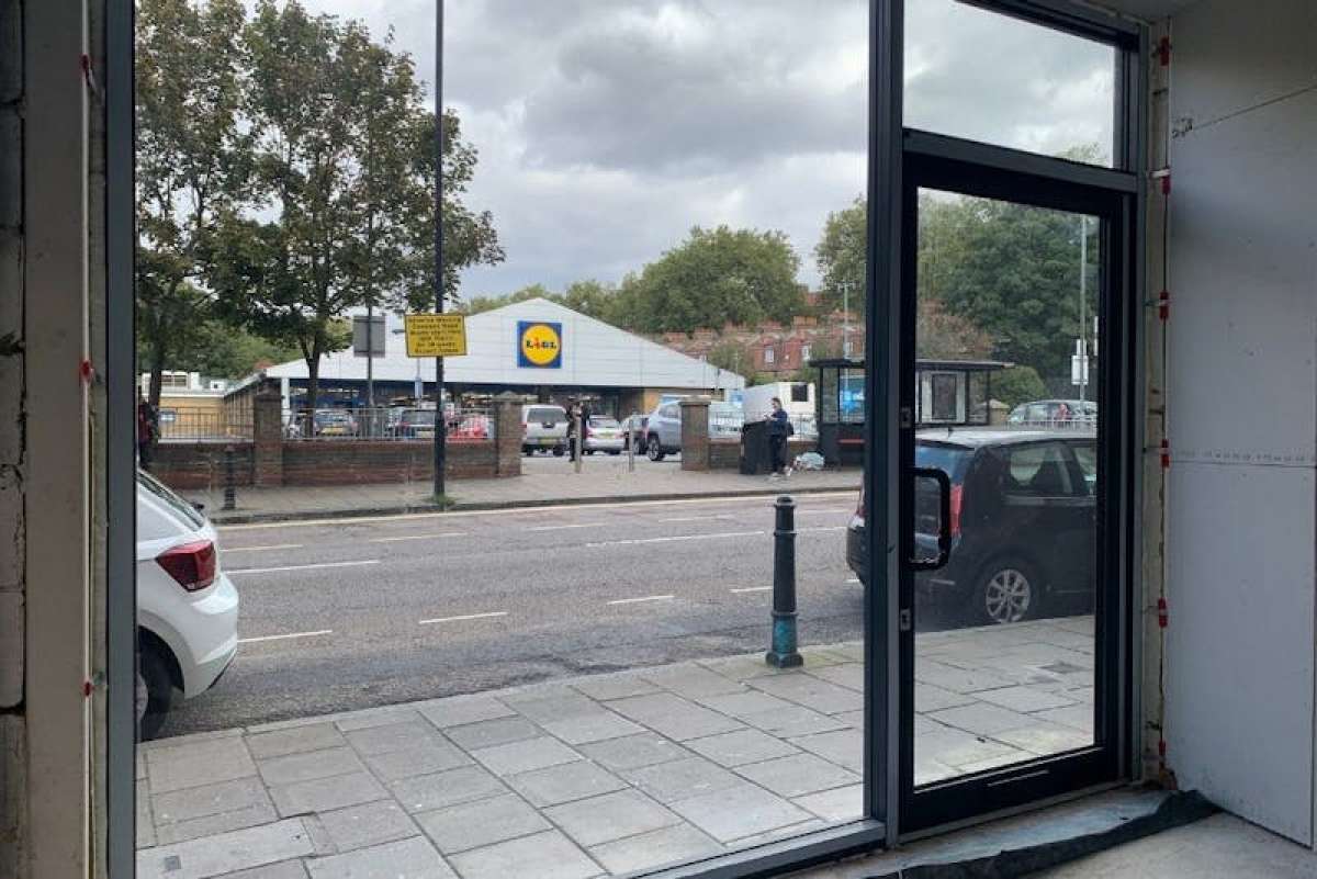 Retail/Shop in London - photo 3