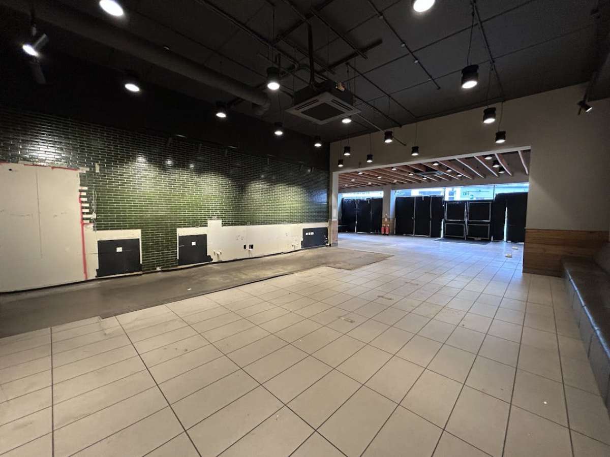 Retail/Shop in Bournemouth - photo 2