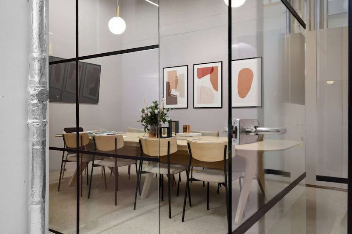 Retail/Shop in London - photo 2