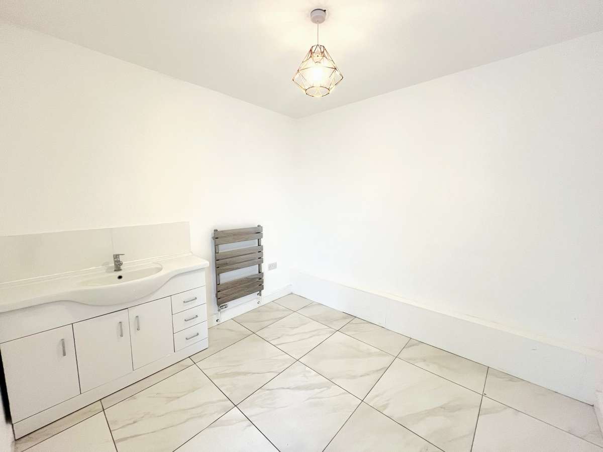 Retail/Shop in Chelmsford - photo 3