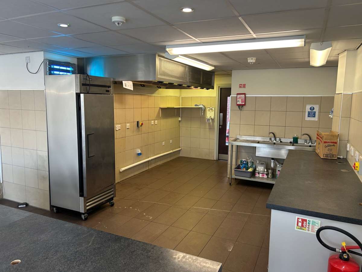 Retail/Shop in Worksop - photo 4