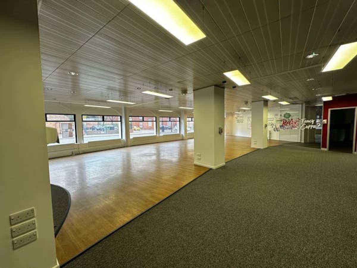 Retail/Shop in Worcester - photo 3