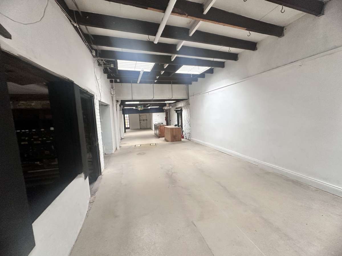 Retail/Shop in Warminster - photo 2