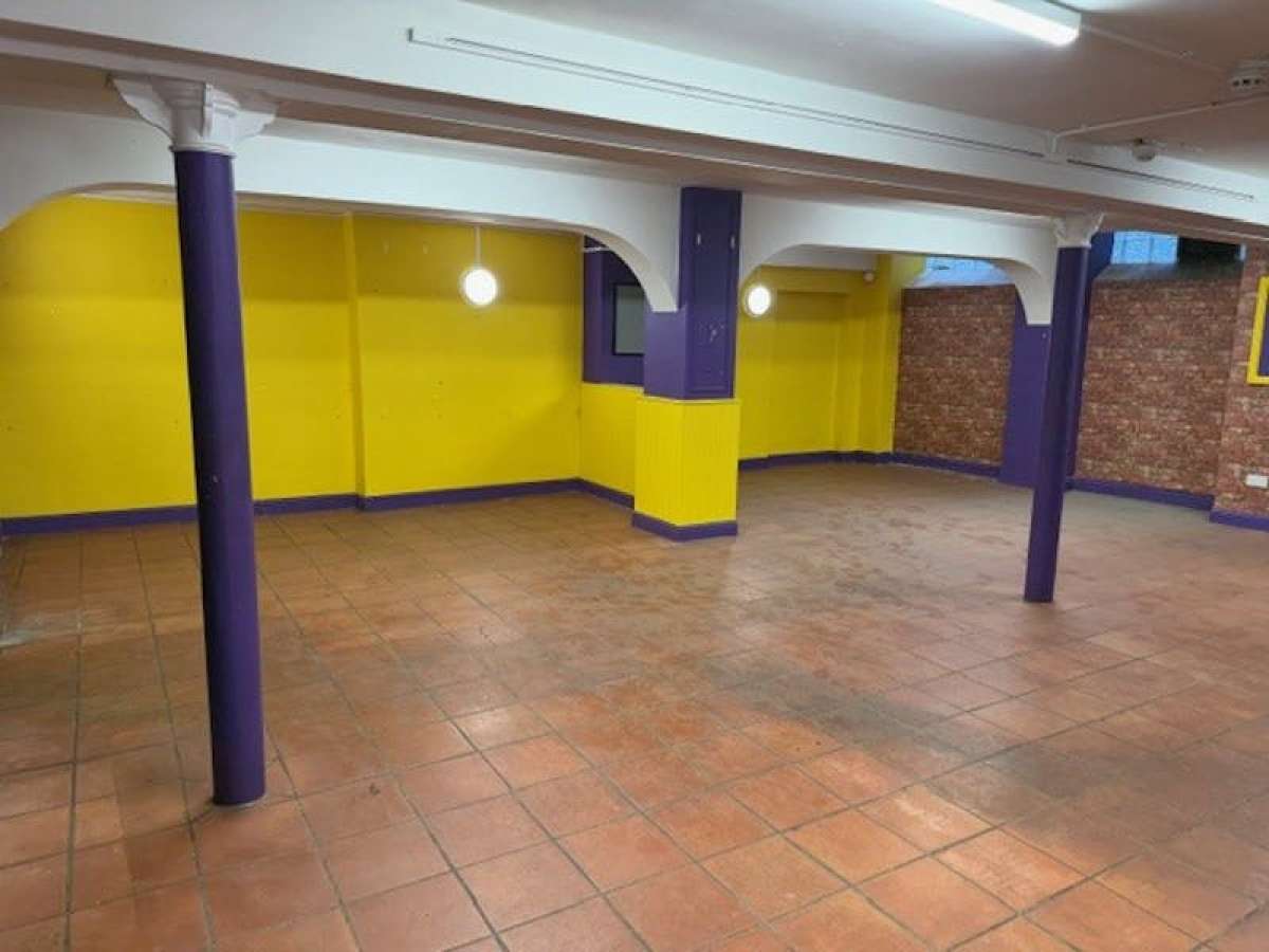 Retail/Shop in Northampton - photo 2